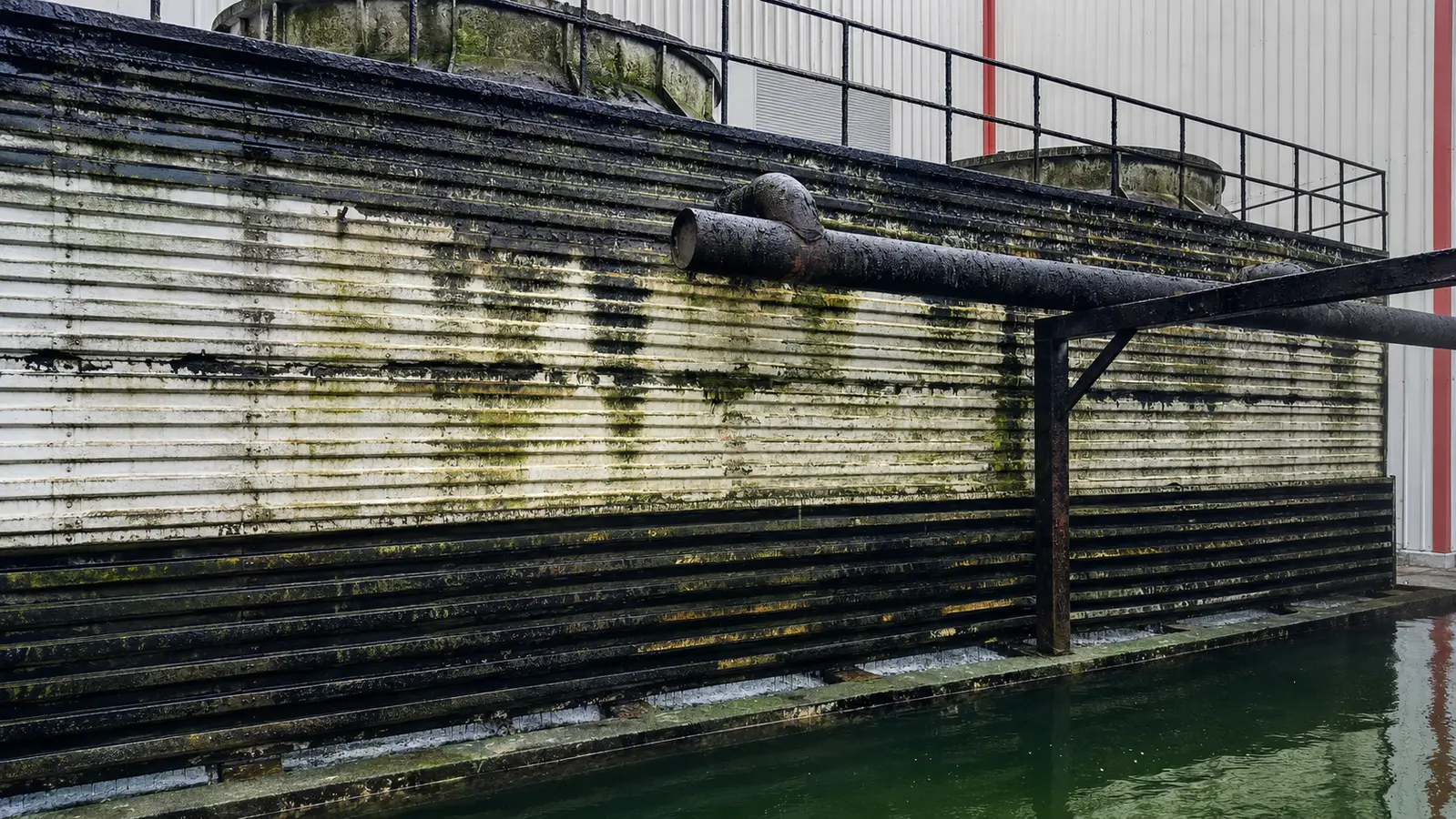Offener industrieller Kühlturm mit Umlaufwasserbecken