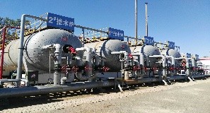 Pumpen- und Rohrleitungssystem in einem Ölfeld